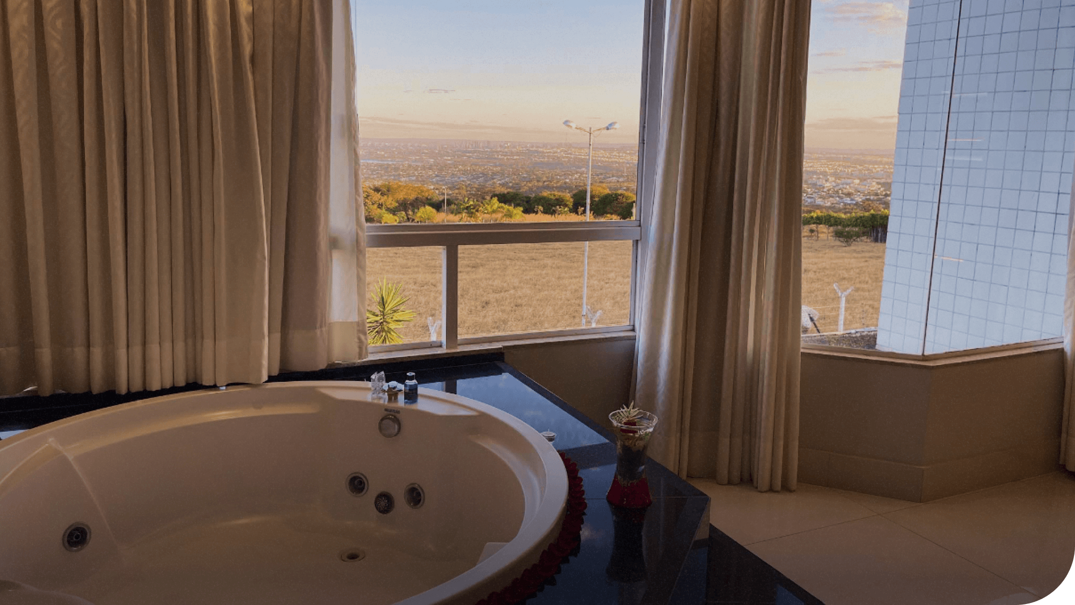 imagem de suíte com hidro e vista panorâmica